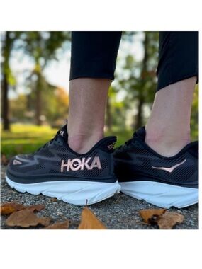 HOKA WOMEN'S | EVERYDAY RUNNING
Clifton 9 size 10.5  new Black/ Rose Gold